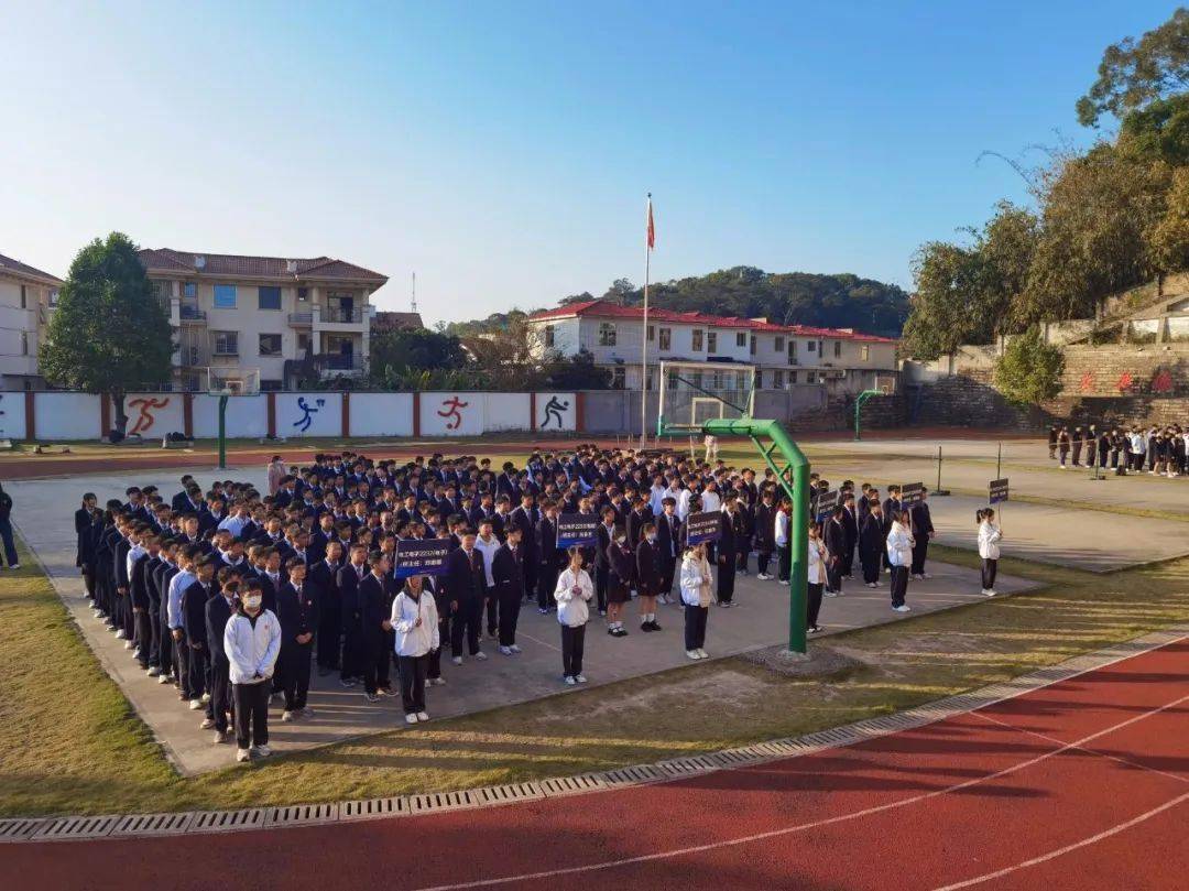 【升旗仪式】以青春之花 结奋斗之果 ——漳州一职校腾飞校区举行2022