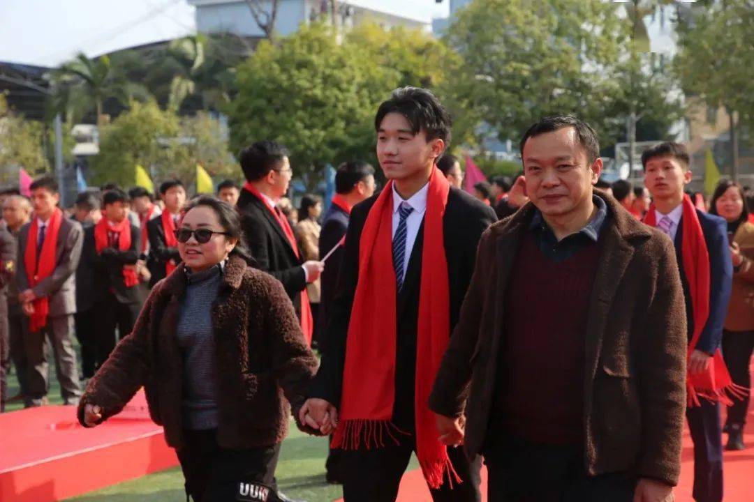 "贯彻二十大 壮我青春行"——荔波高级中学举行2023年成人典礼暨高考