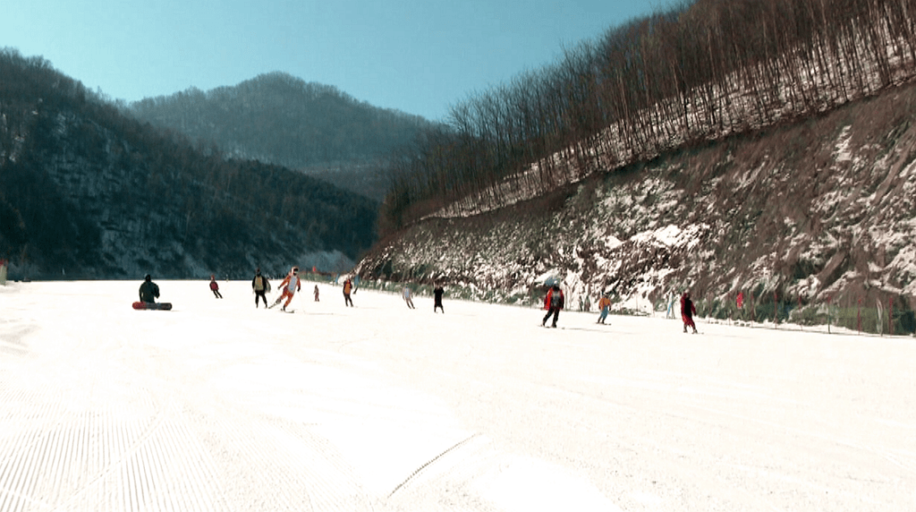 【激情冰雪季 魅力雪场秀】天桥沟举办第四届比基尼滑雪狂欢节