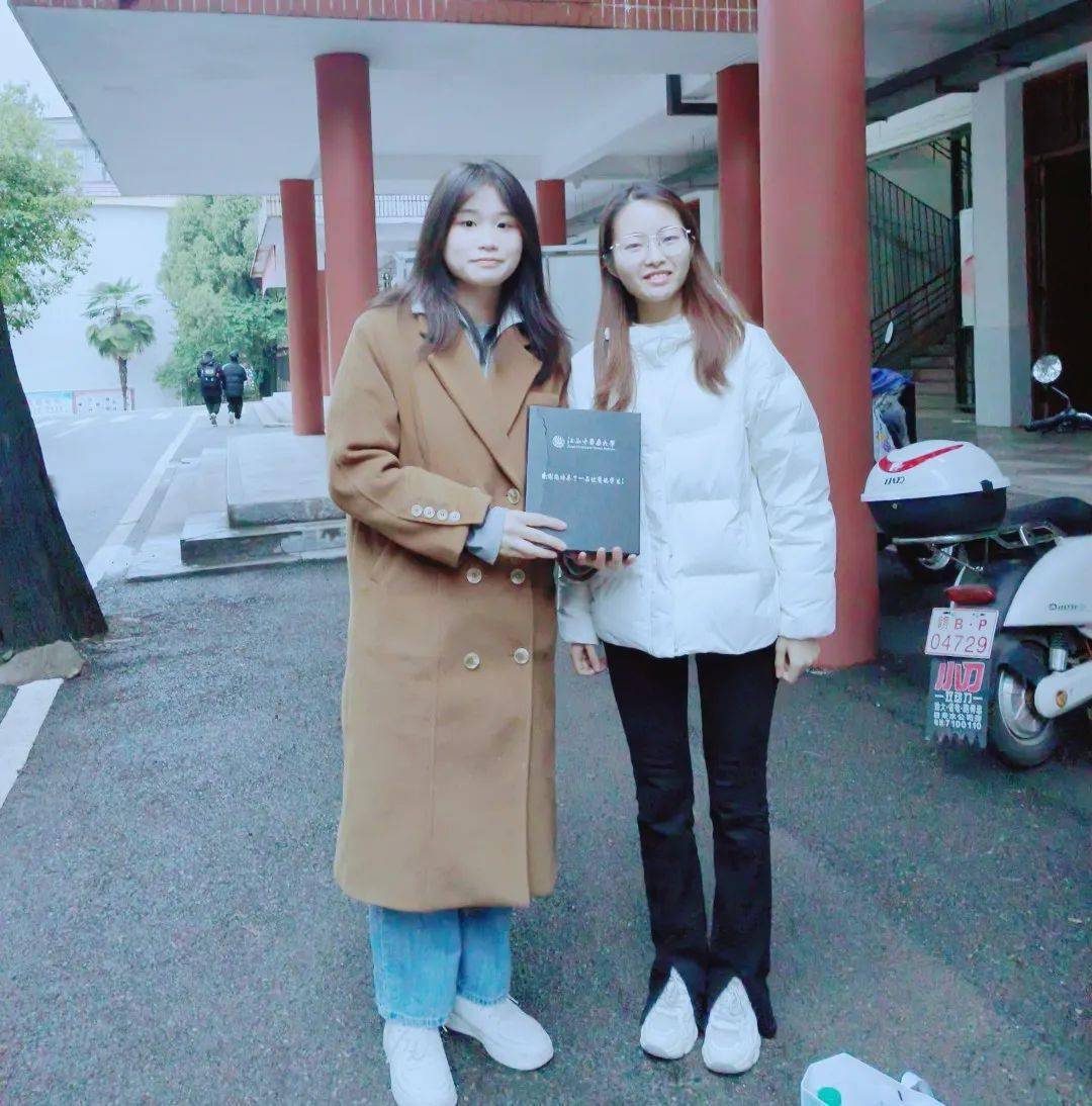 信丰中学药学院 周雅倩最后,我很感谢学校可以给我这次机会让我可以