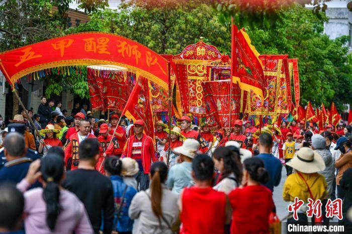 海口公众"拆军巡游"闹军坡 祭祀“岭南圣母”冼夫人