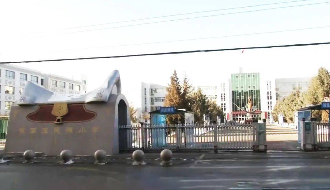 小乐是在2021年通过划片摇号的方式进入呼市赛罕区民族小学就读,今年