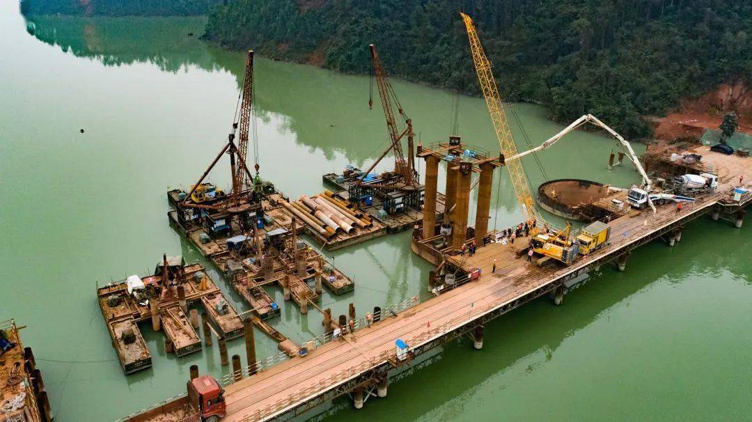 水上"魔术师",建桥速度惊人的原因竟然靠ta_平台_施工_建设