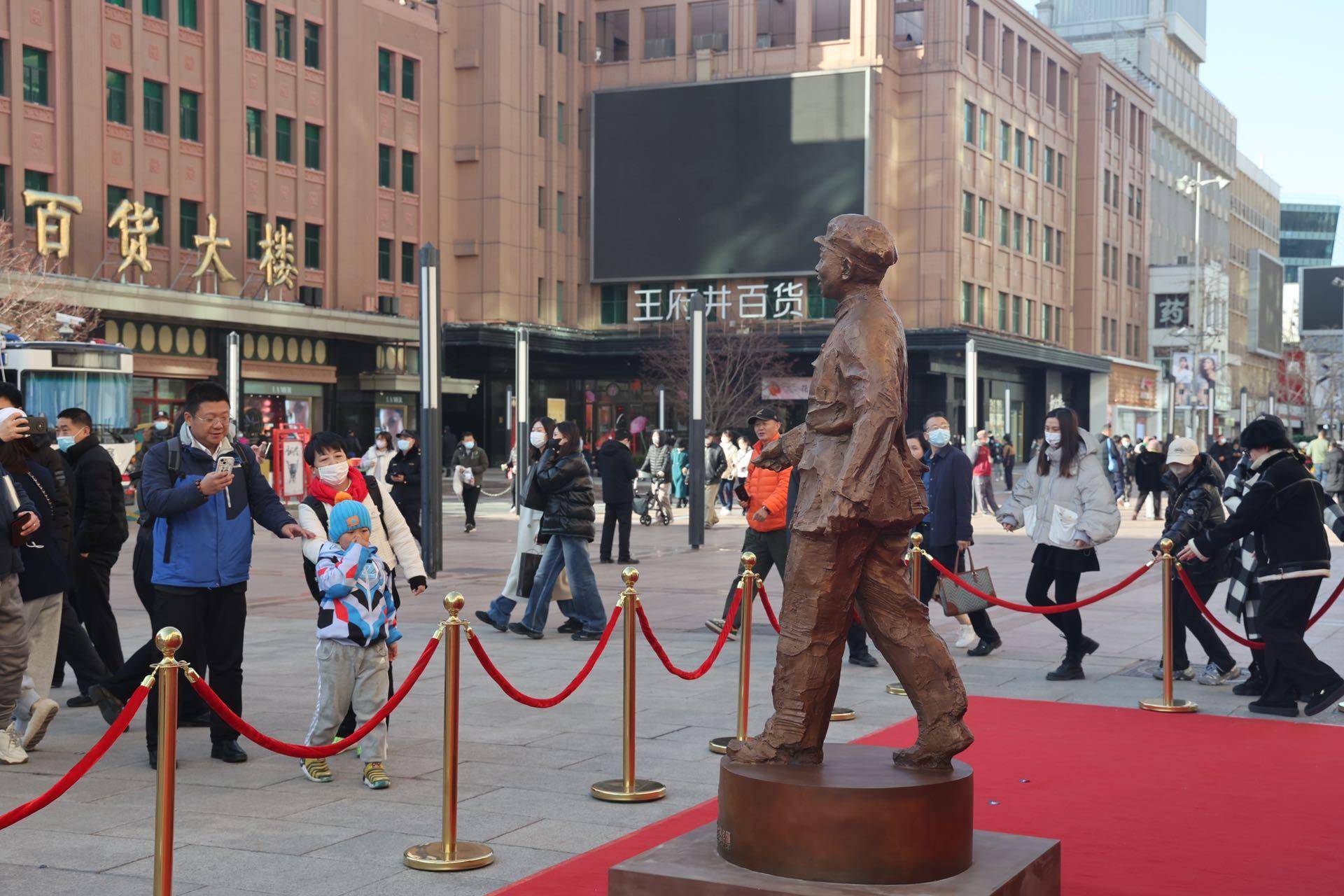 雷锋铜像亮相王府井步行街_文化_同志_中国美术馆