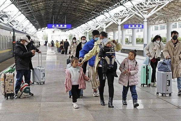 当"留守儿童"成为父母:我不愿让孩子再经历一次_黄蕊_义乌_小宇