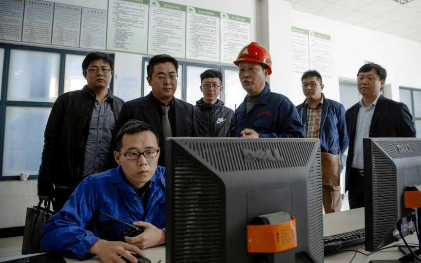 2015年,28岁的徐云飞被任命为江苏金峰控股集团党委书记,总经理,全面