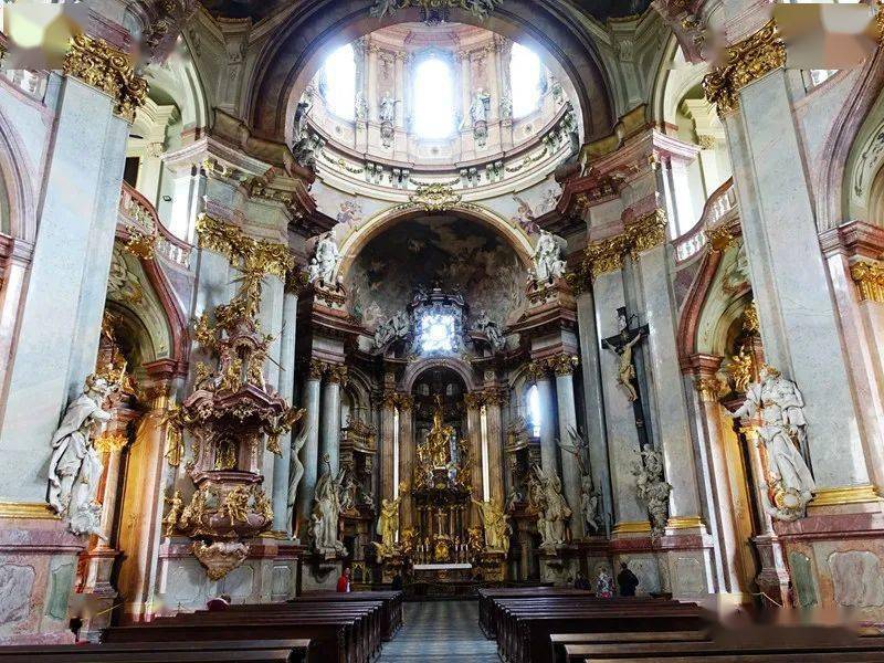 小城广场附近有个叫做列侬墙的地方,原本只是一道普通