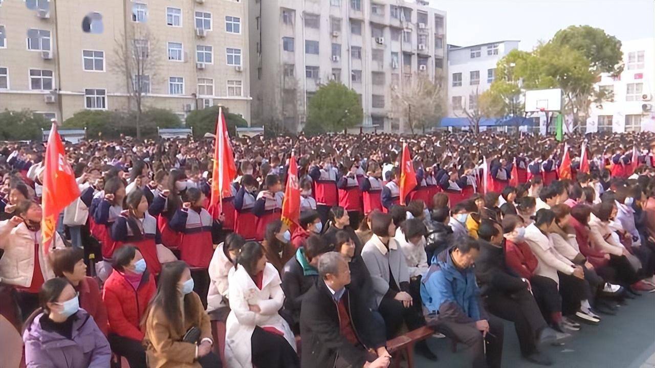 上蔡一中举行春季开学典礼暨表优大会