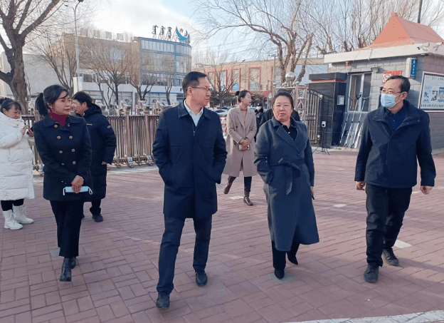 科尔沁区人民政府副区长杨秀媛深入回民小学开展校园安全检查