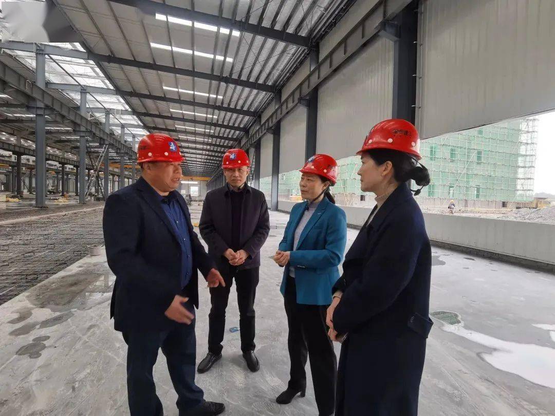 2月28日下午,市委常委,副市长仇珂静到邵阳经济技术开发区调研企业