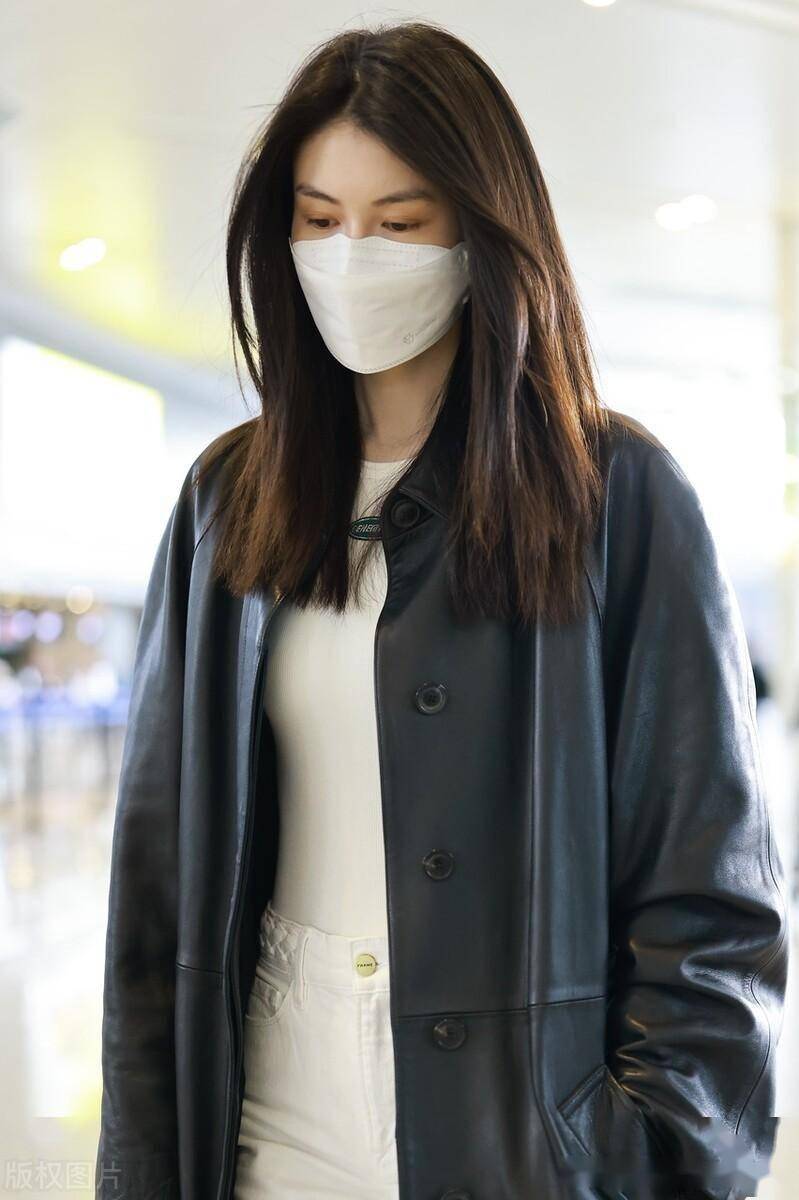 2023年3月3日,上海,何穗机场出发.穿纯色大衣时尚洋气.