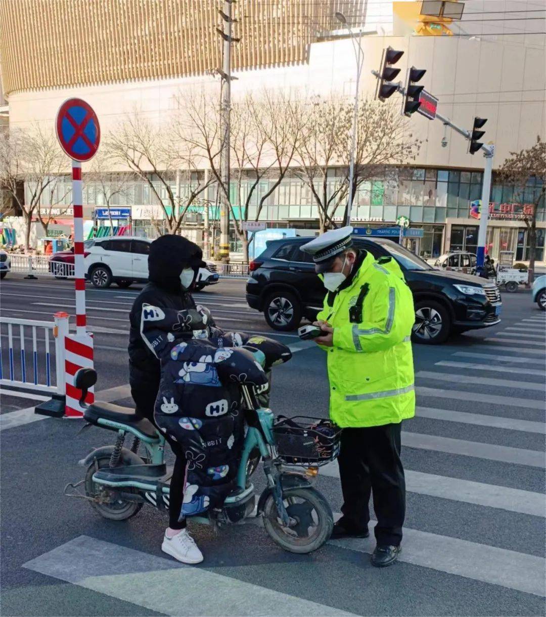 明日起600警力上线骑行出门记得戴头盔不然小心要成名人