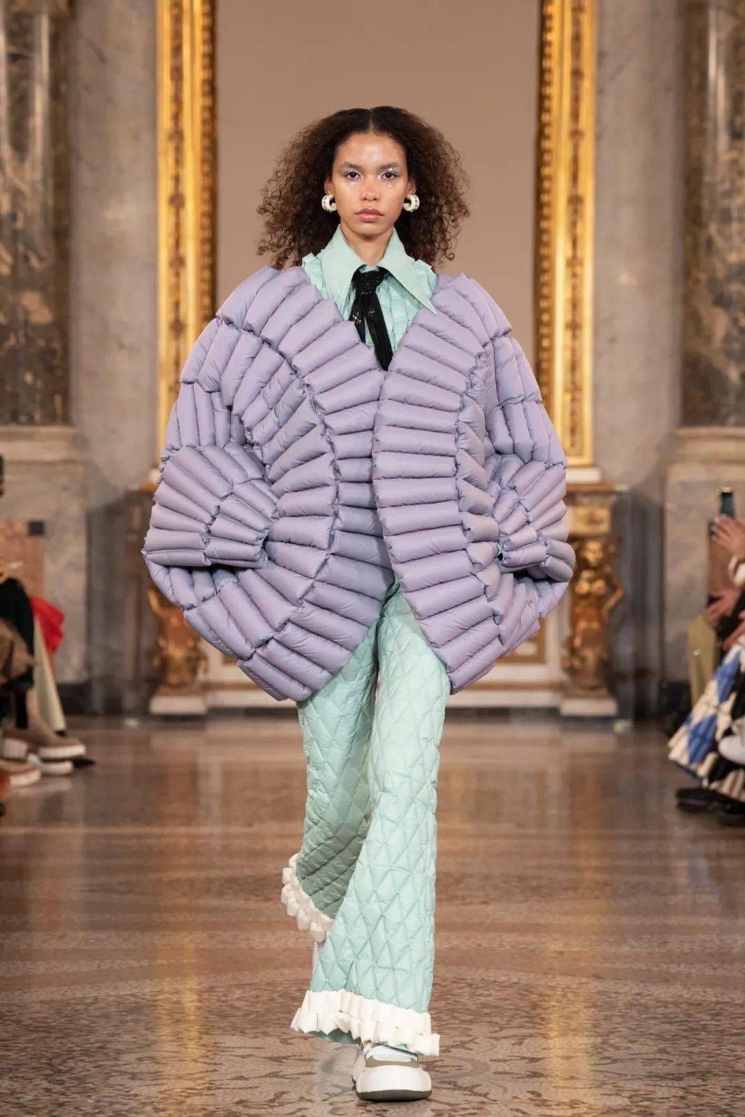 中国设计师羽绒闪耀米兰时装周,christopher raxxy 2023秋冬系列发布