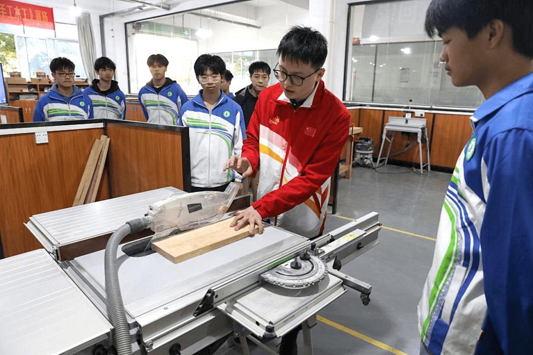 世界冠军李德鑫回到母校南康中专上思政课_青年_技能_建设