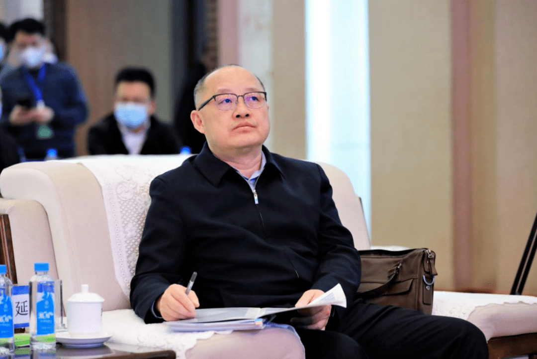 图为徐延文在听会图为张福林在听会图为何正义在听会图为王峰在听会图