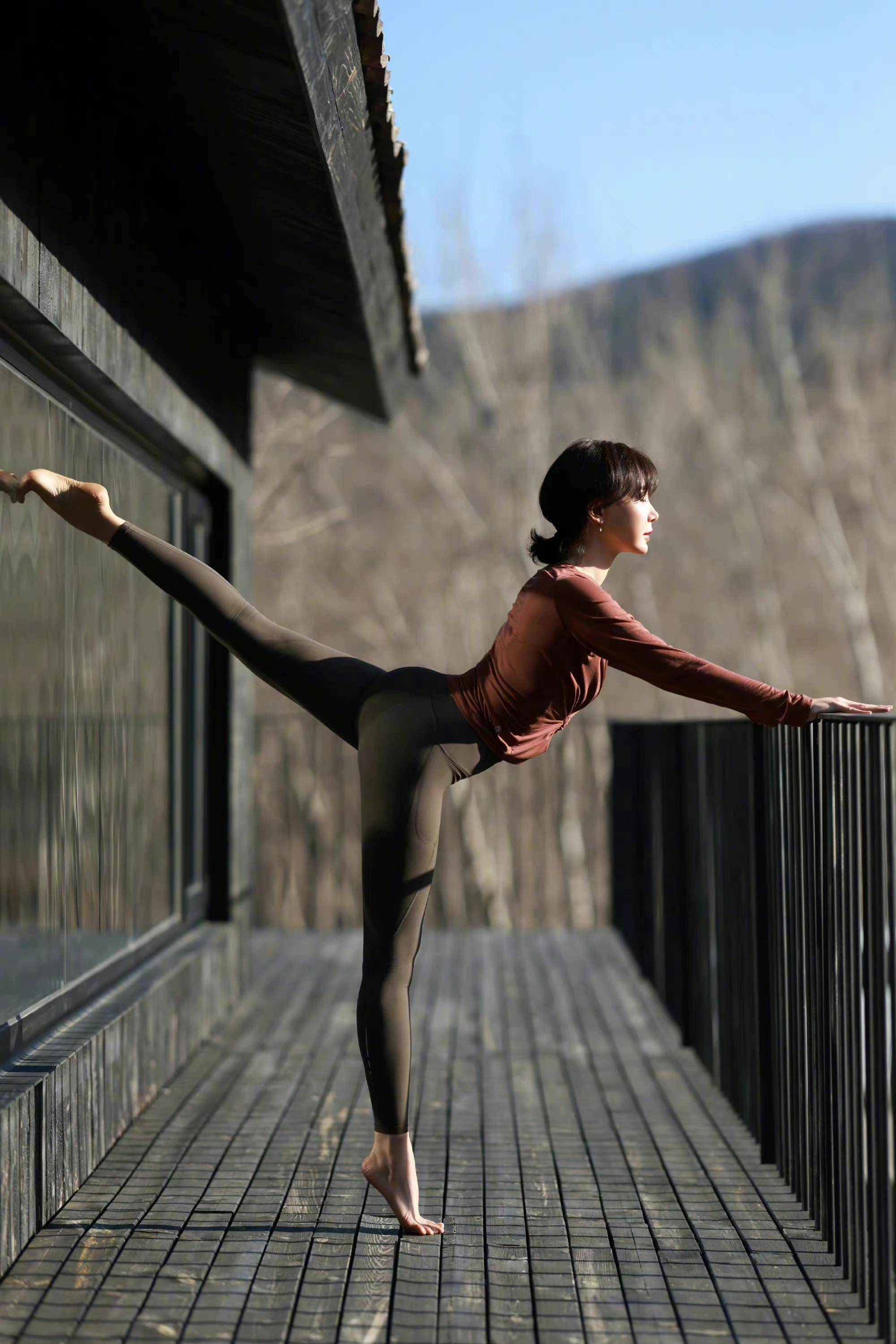 45岁陈数晒瑜伽照,做高难度动作秀傲人身材,比小姑娘还耐看!