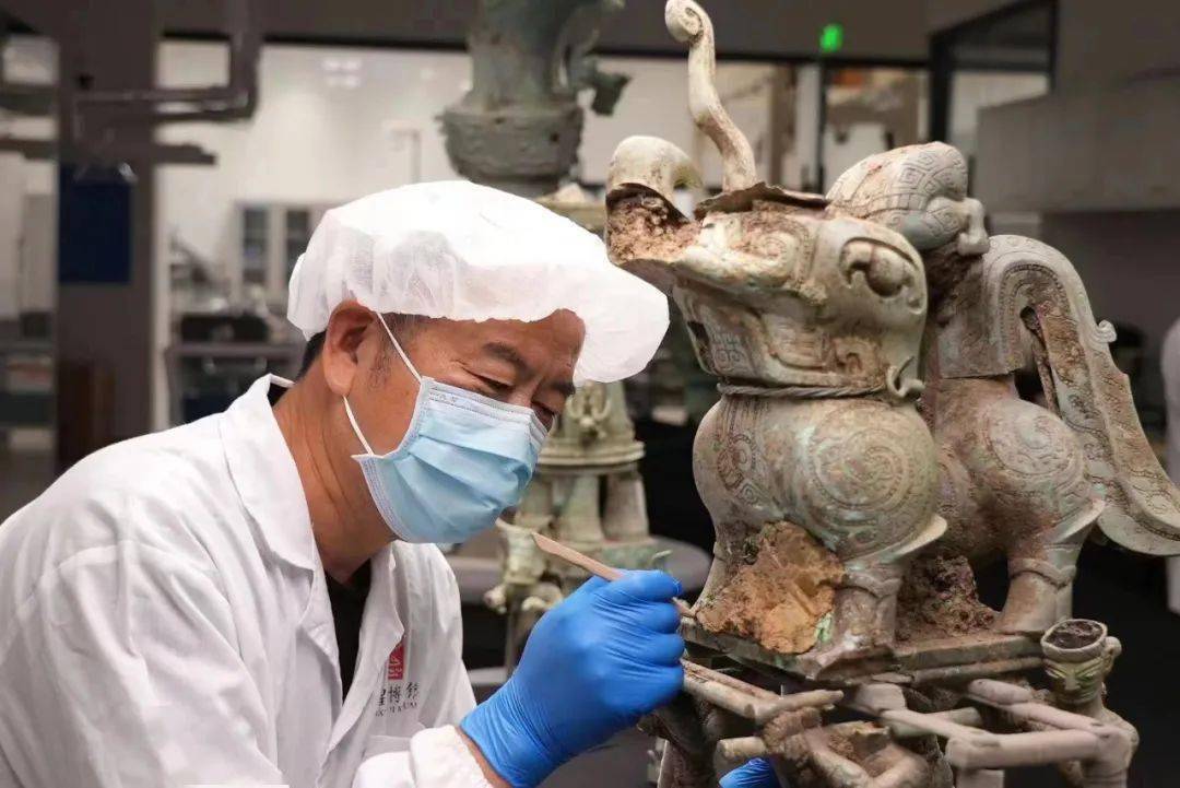 四川广汉三星堆博物馆文物修复室主任,陈列保管部副部长,文物修复师