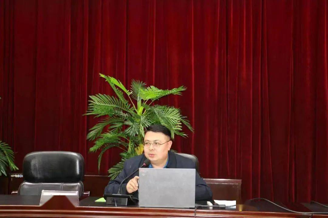 李海兴同志从当前校园安全工作形势,校园安全工作重点任务,引领学生