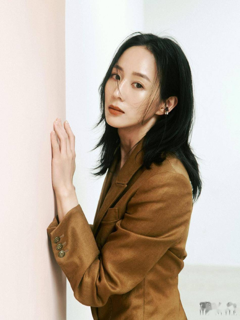 张钧甯晒春日美照,黑色深v长裙,女神范十足!_显得_作为一个_氛围