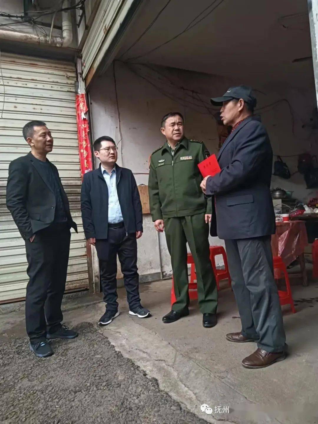 (政委嵇海平右2和副县长陈军左2退役军人事务局局长涂钱寿左1看望黄