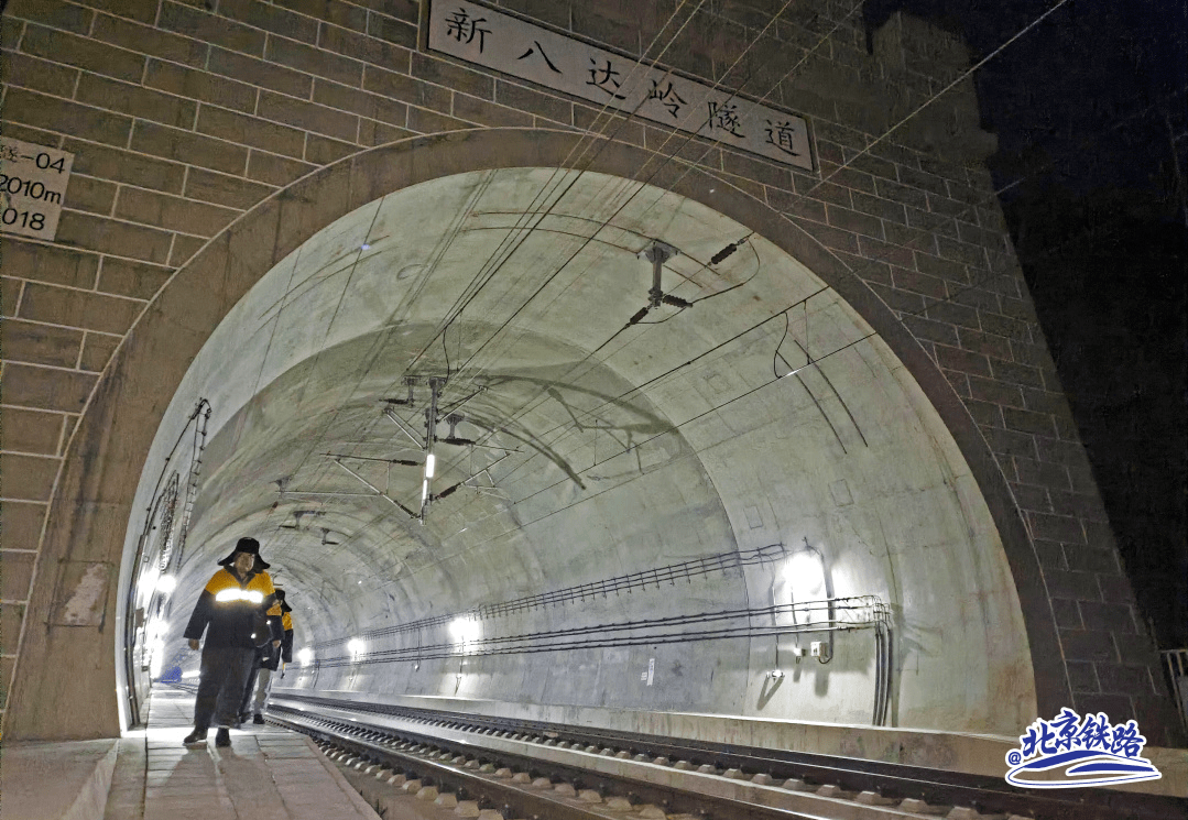 直放站徒步完成8公里漏缆的维护日复一日的巡线工作听起来枯燥可对