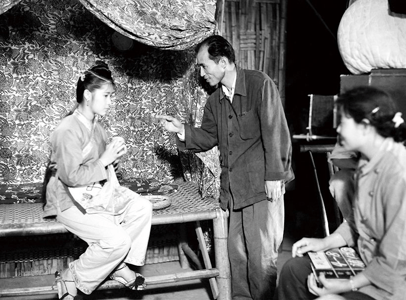导演苏里给黄婉秋讲戏(央广网发 长影集团供图)1961年,《刘三姐》上映