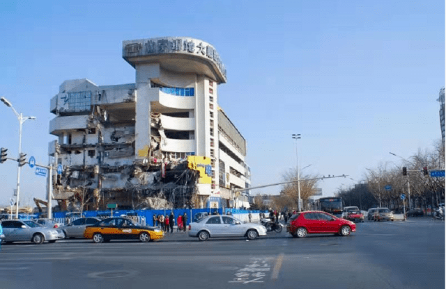 图四拍摄于2008年12月25日,曾经作为通州人商业购物高品位的银地大厦