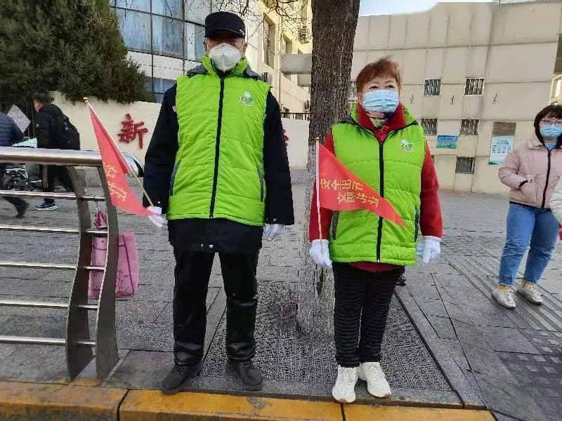 斑马线前司机停车礼让