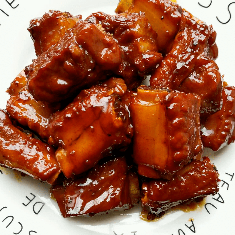 小炒:包菜80克木耳10克胡萝卜5克虾皮打蛋:虾皮10克鸡蛋80克红烧仔排