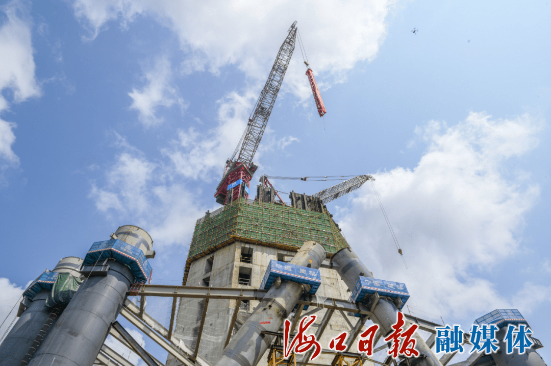 “空中造楼机”首次亮相海南,按下海南第一高楼建设快进键!_施工_项目_塔楼