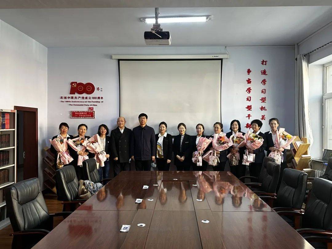 区委书记霍德才开展"三八"国际妇女节走访慰问活动