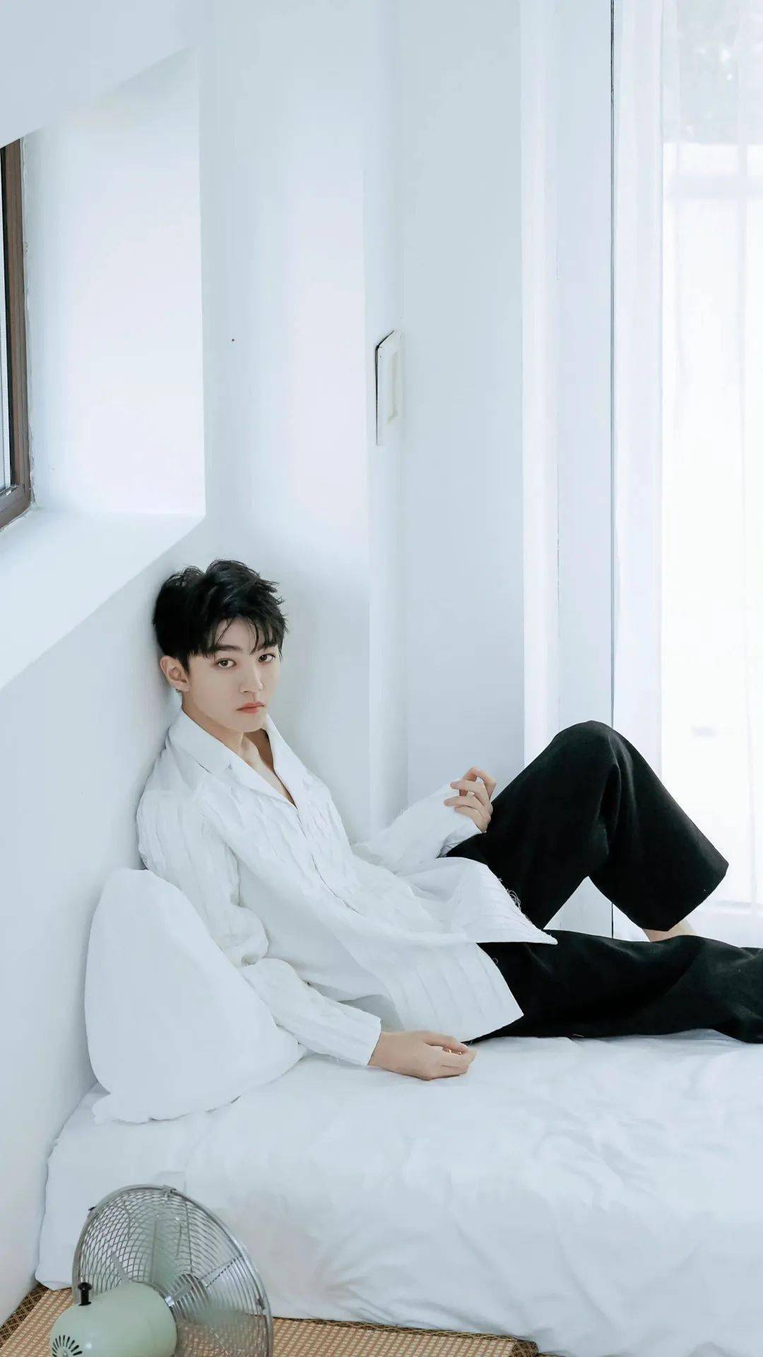 王俊凯躺姿拍摄大合集,他是懂诱惑的!