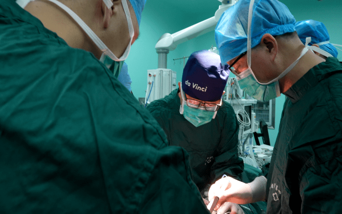 (左图为内镜下膀胱内瘘道,右图椭圆形为内镜下膀胱结石90)