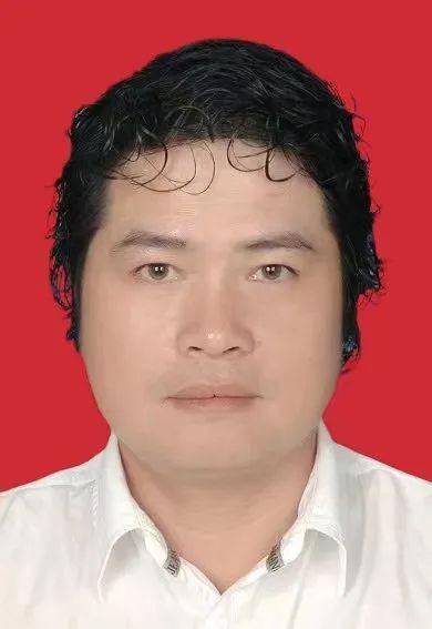 在乱石残垣中,林元准协同其他志愿者成功营救出一名幸存者.