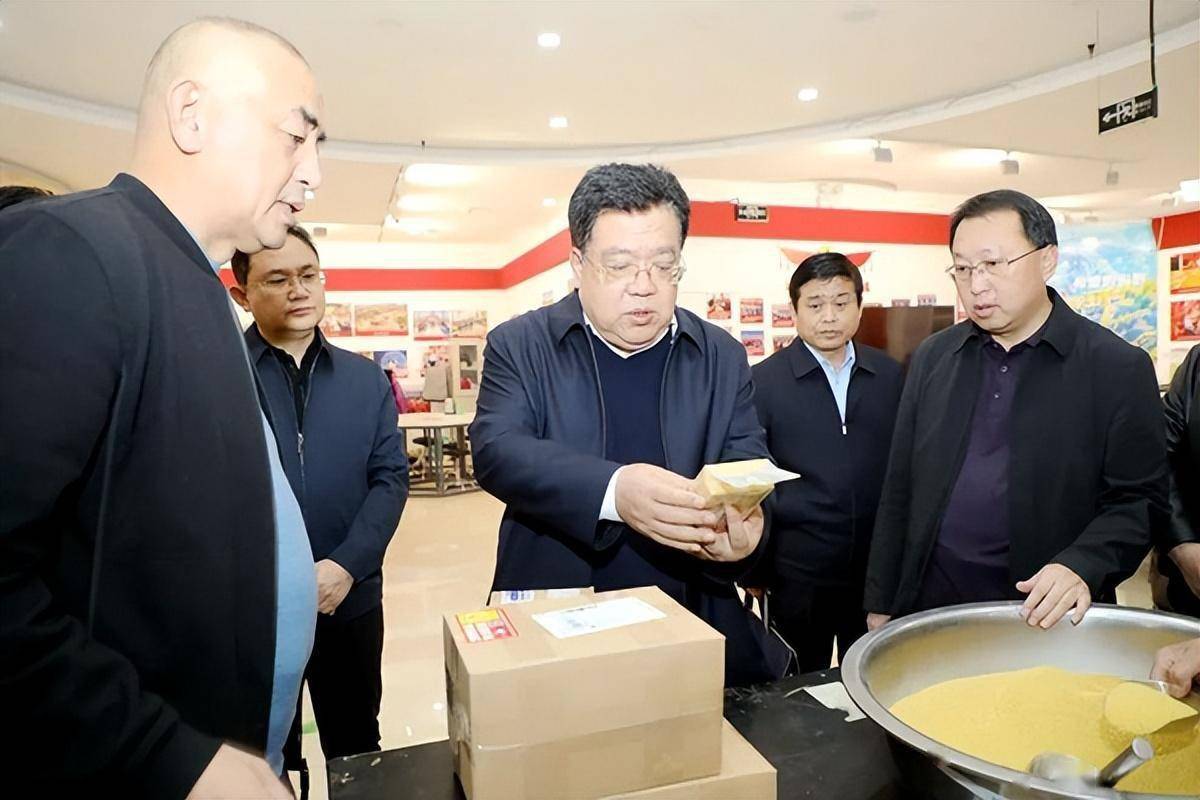 黄河新闻网长治讯:3月7日,武乡县委书记贺思宇调研电商产业发展情况.