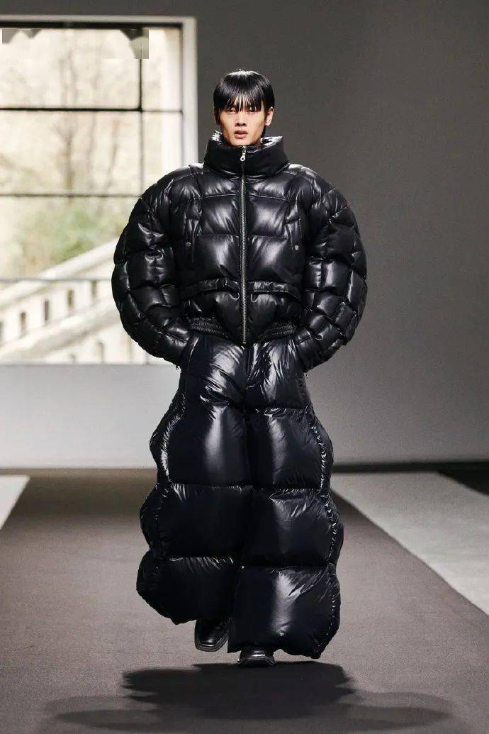 被中国设计师陈鹏首登巴黎时装周带来的羽绒服惊艳了!