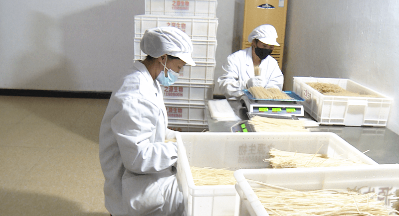 陈孟生的米线加工厂是政府指定的扶贫车间,所以在用工上陈孟生尽量