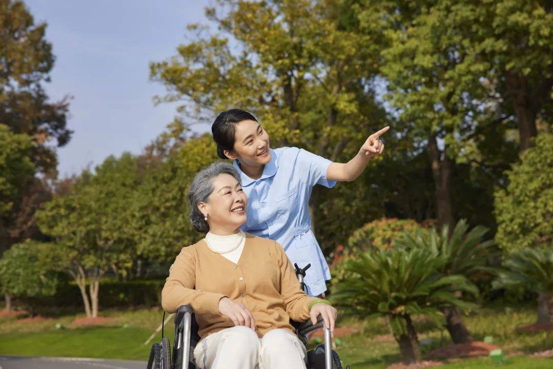 《骨伤康复的黄金法则:告别静养误区,重塑骨骼健康》