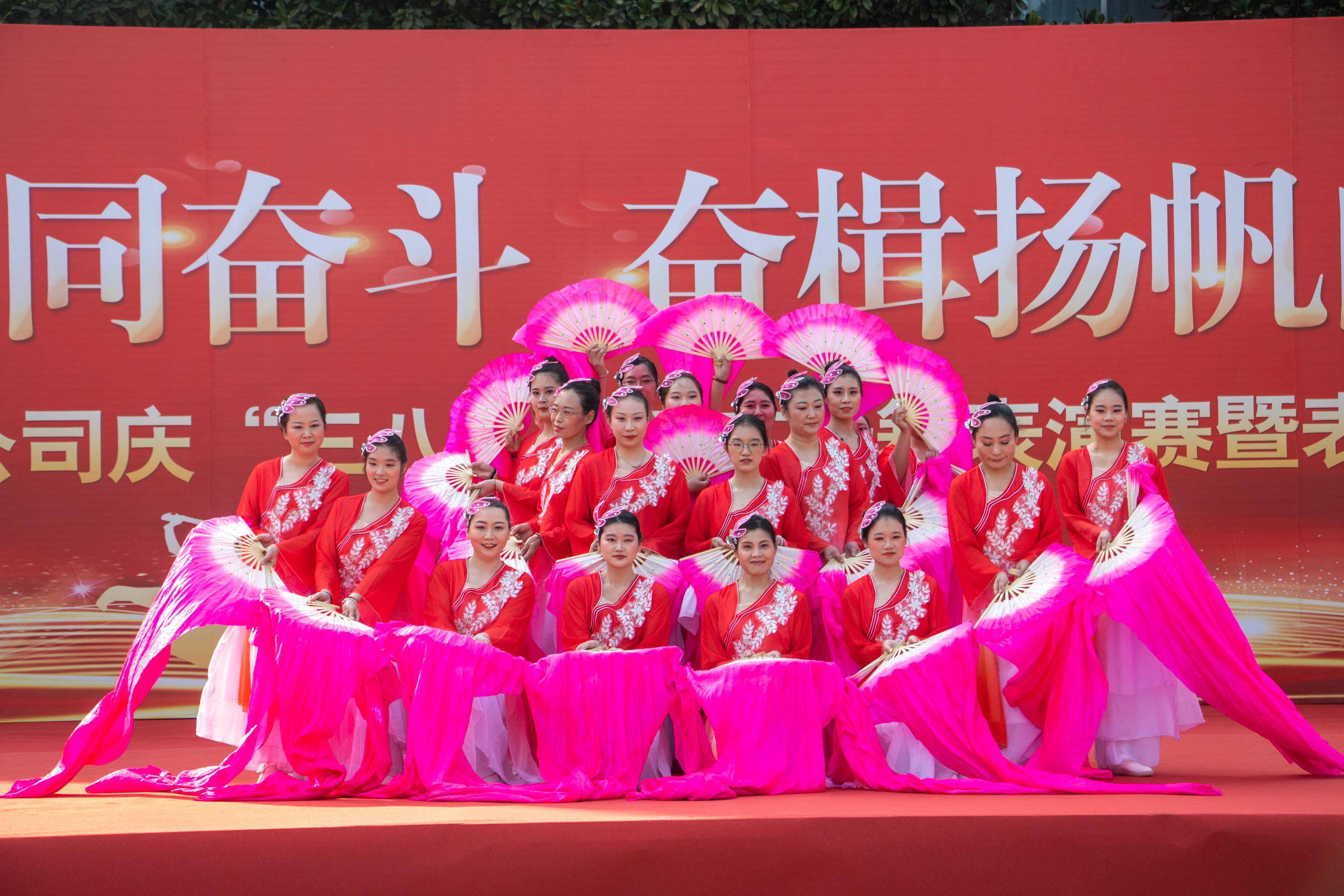 安阳市红庙街小学教育集团在紫薇校区举办"女神驾到,欢乐无限"庆祝"