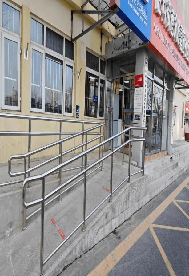 红杉一品社区新时代文明实践站设有轮椅坡道扶手,进门处门槛过高,建议