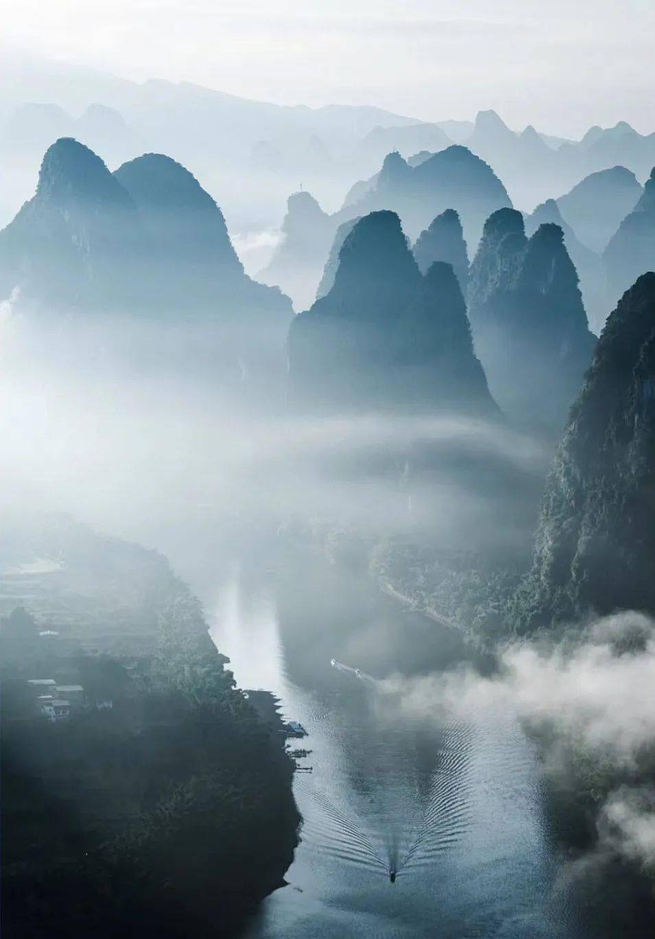 漓江碧水迂回,"烟雨漓江"飘渺朦胧,如梦似幻,"黄布倒影"水平如镜,妙不