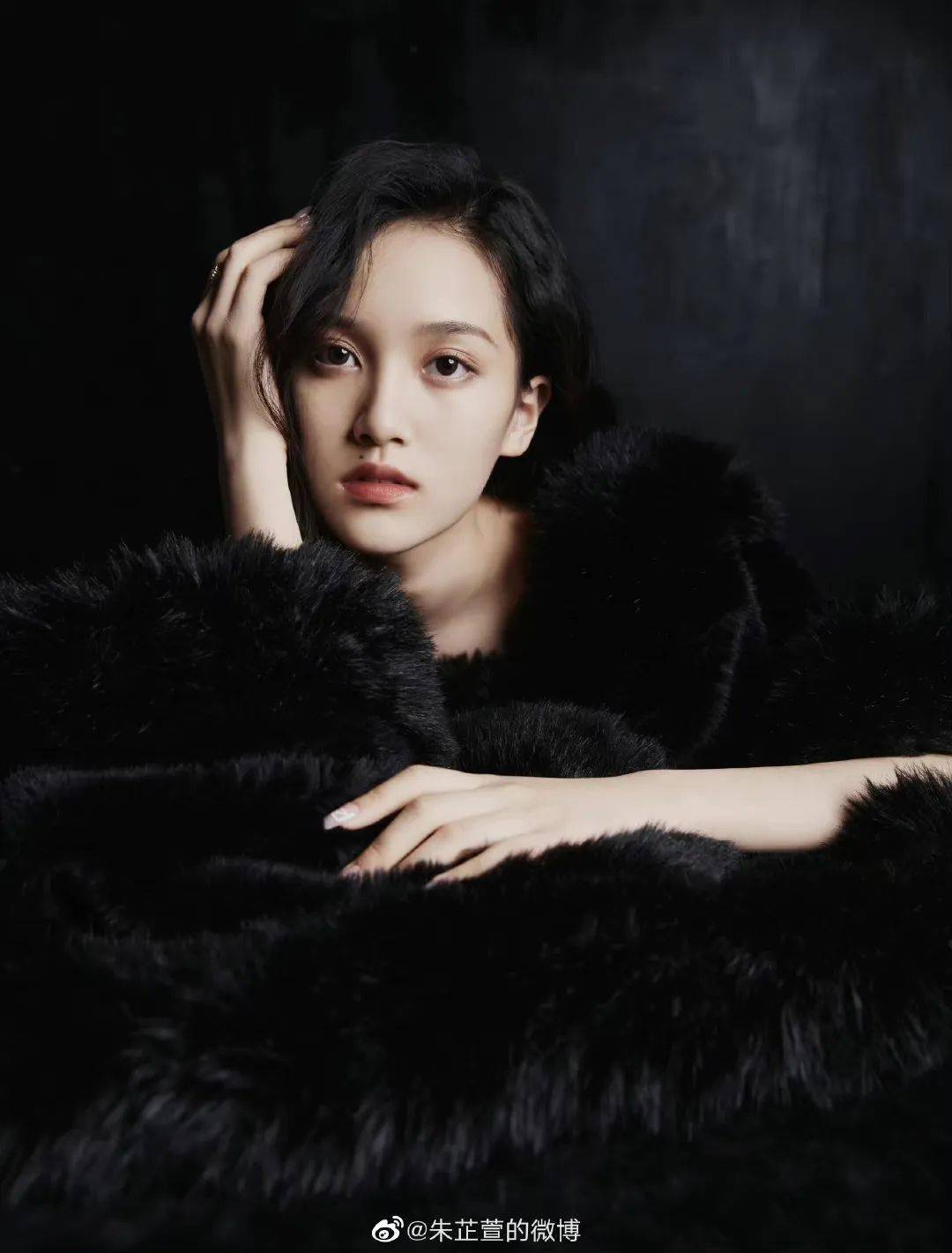 镜头下的表现力很自然,696969很有辨识度的长相,朱芷萱在上戏和