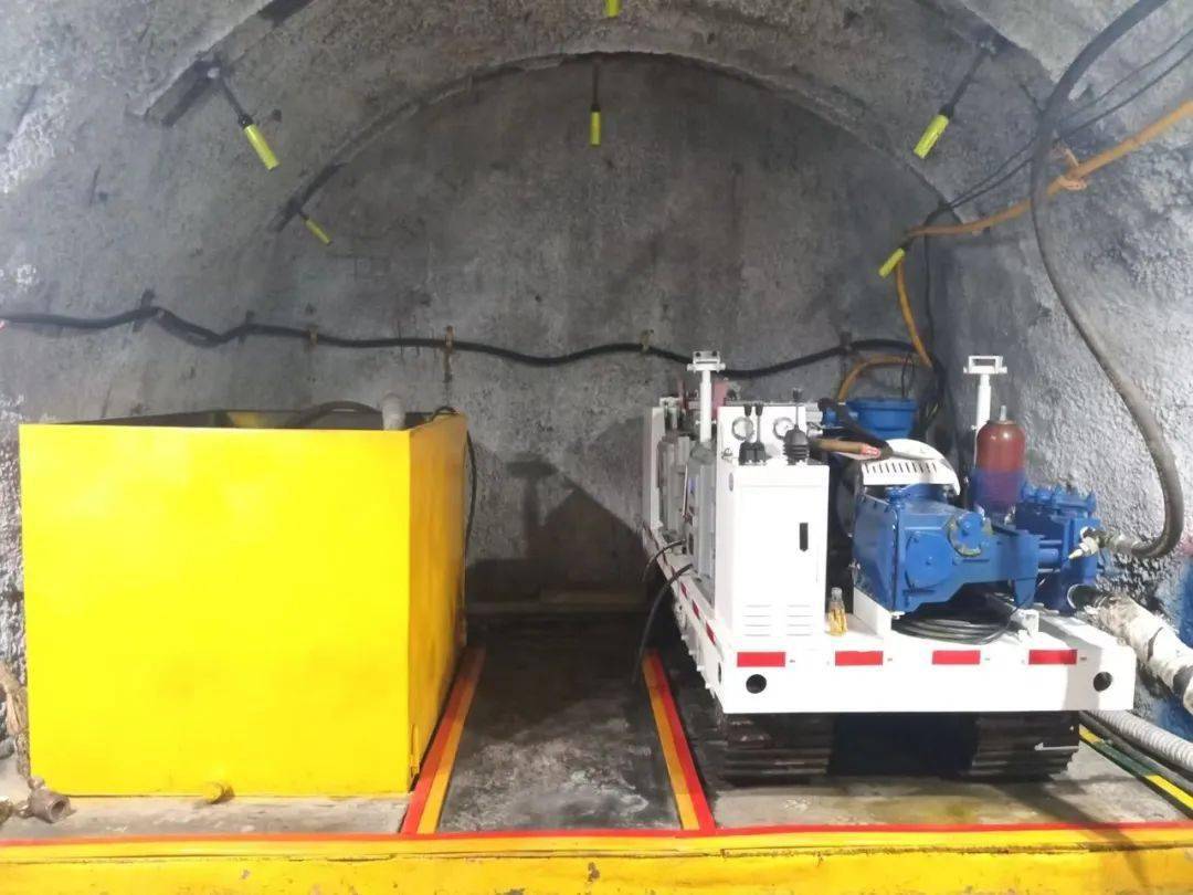 zdy-4000ld(c)型定向钻机是一种低转速大转矩,适用于中深孔钻进的履带