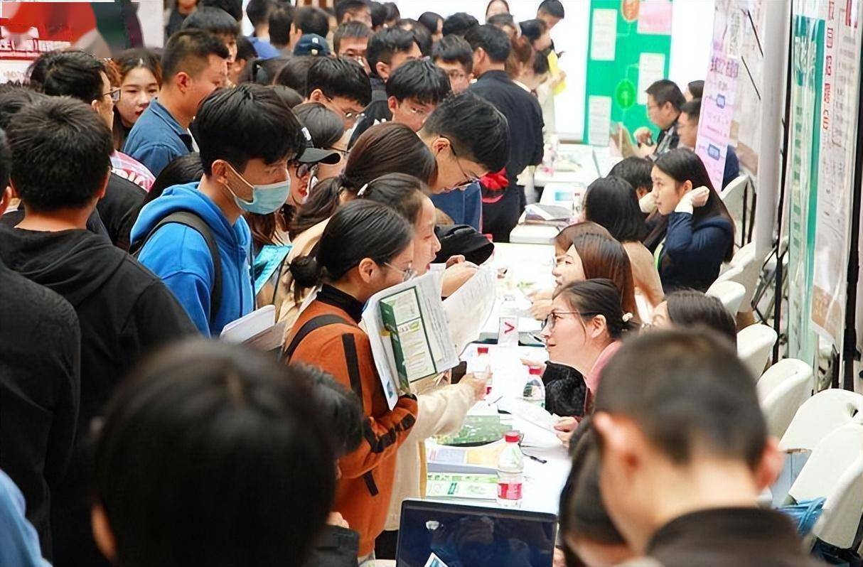 网友纷纷表示在民办二本院校毕业的学生,学校方面就不占优势,何况还有