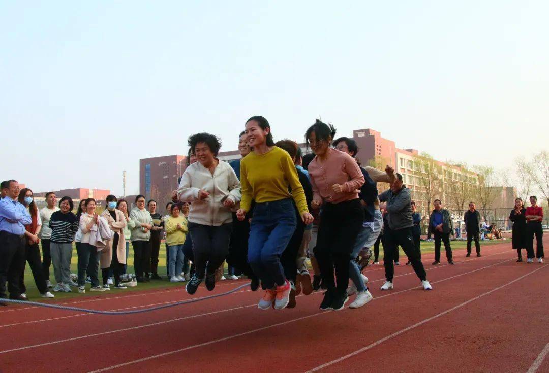 绳彩飞扬 舞动健康——阳谷三中举行三八妇女节女教职工跳绳比赛