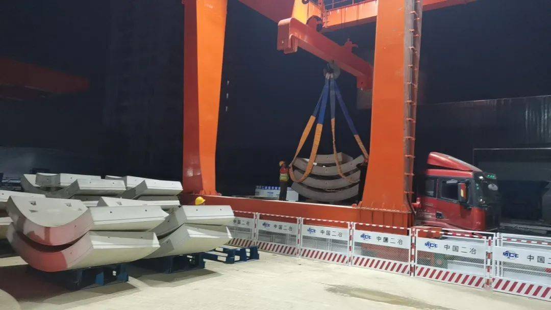 管片到场后,西安地铁十五号线三标段工程负责人同监理进行仔细验收.