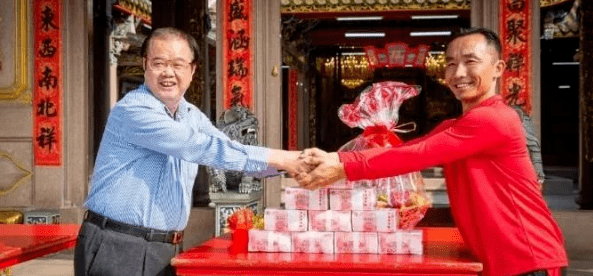 吴镇明(左)扶危济困,向公益事业捐资1亿多元吴镇明不但在家乡捐姿兴