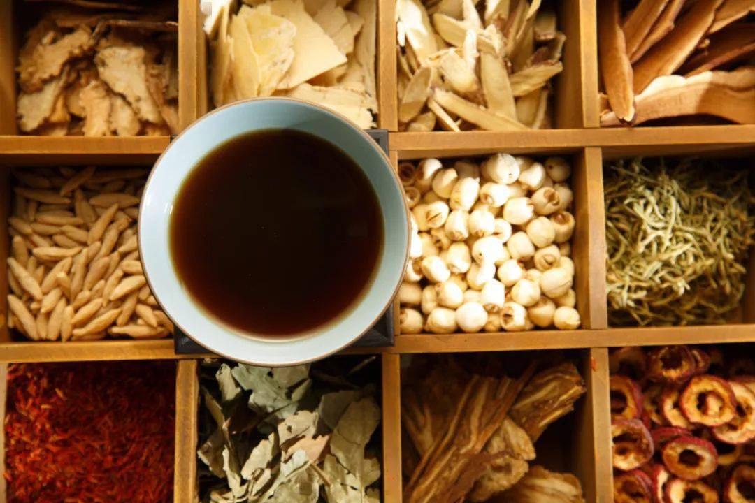 方药组成,是桃红四物汤打底(桃仁,红花,当归,川芎,生地,赤芍)加柴胡