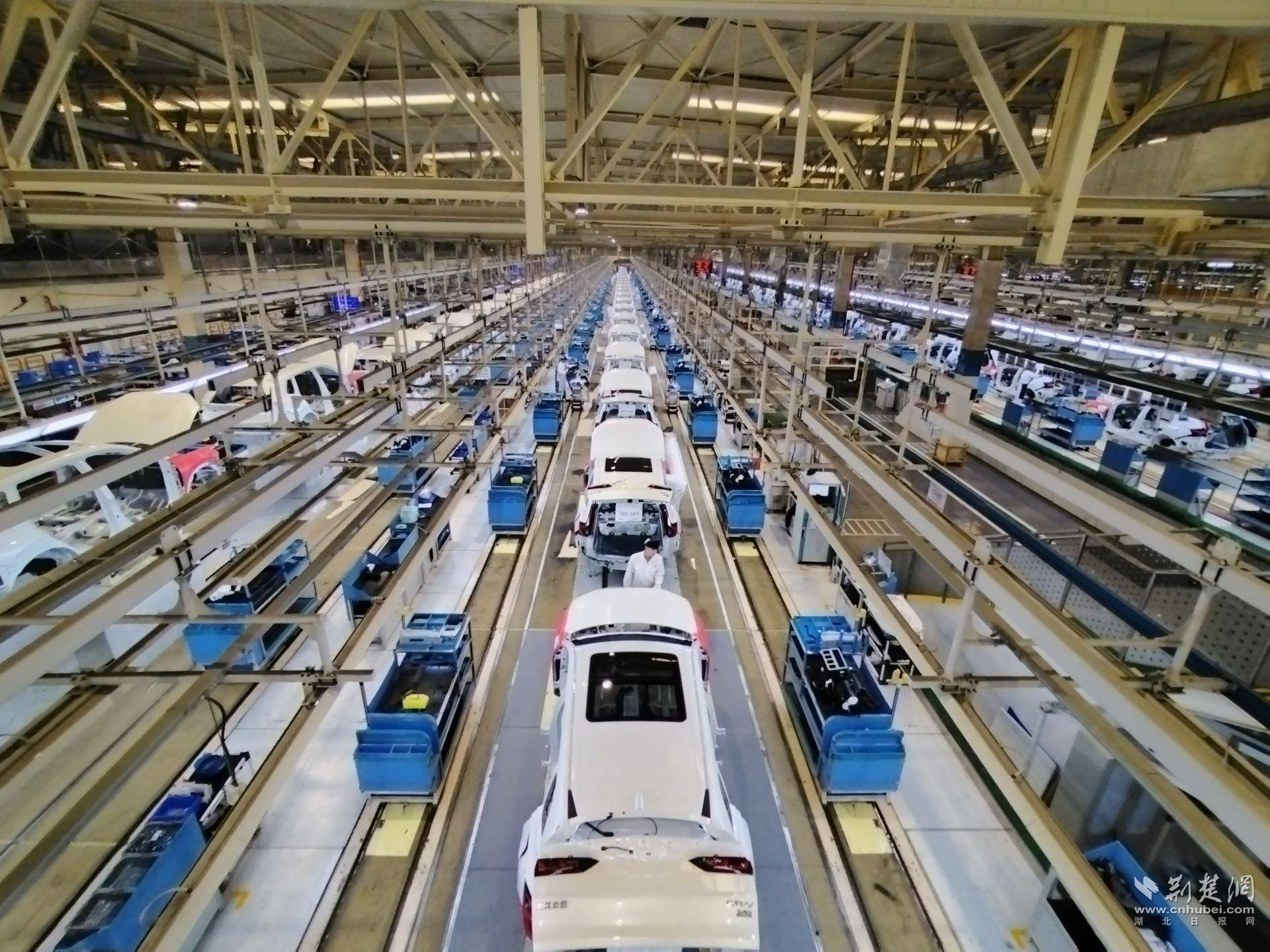 3月9日下午,记者走进东风本田第三工厂整车车间,只见各条生产线在高速