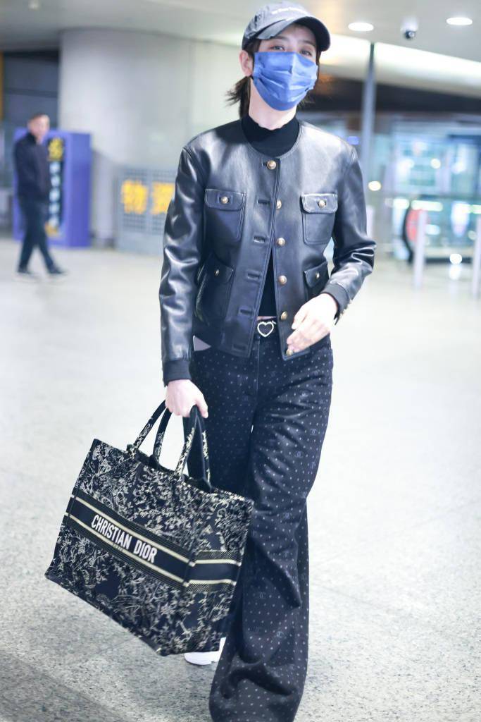 佟丽娅现身虹桥机场 黑色皮衣配棒球帽休闲有型_账号_层次_造型